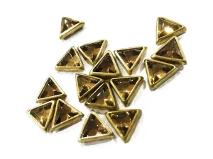Golden Opaque Triangular Kundan Stone (10x10x10 mm)