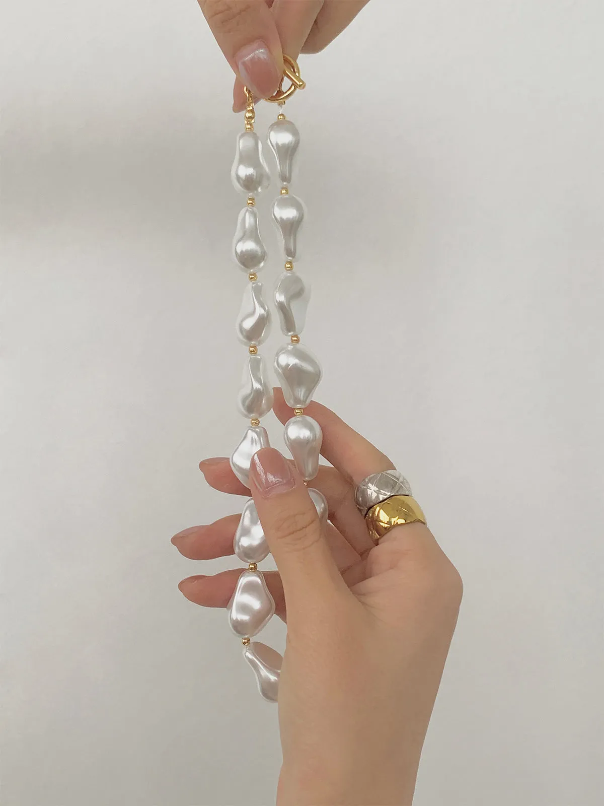 Pearl Effect Resin Necklace