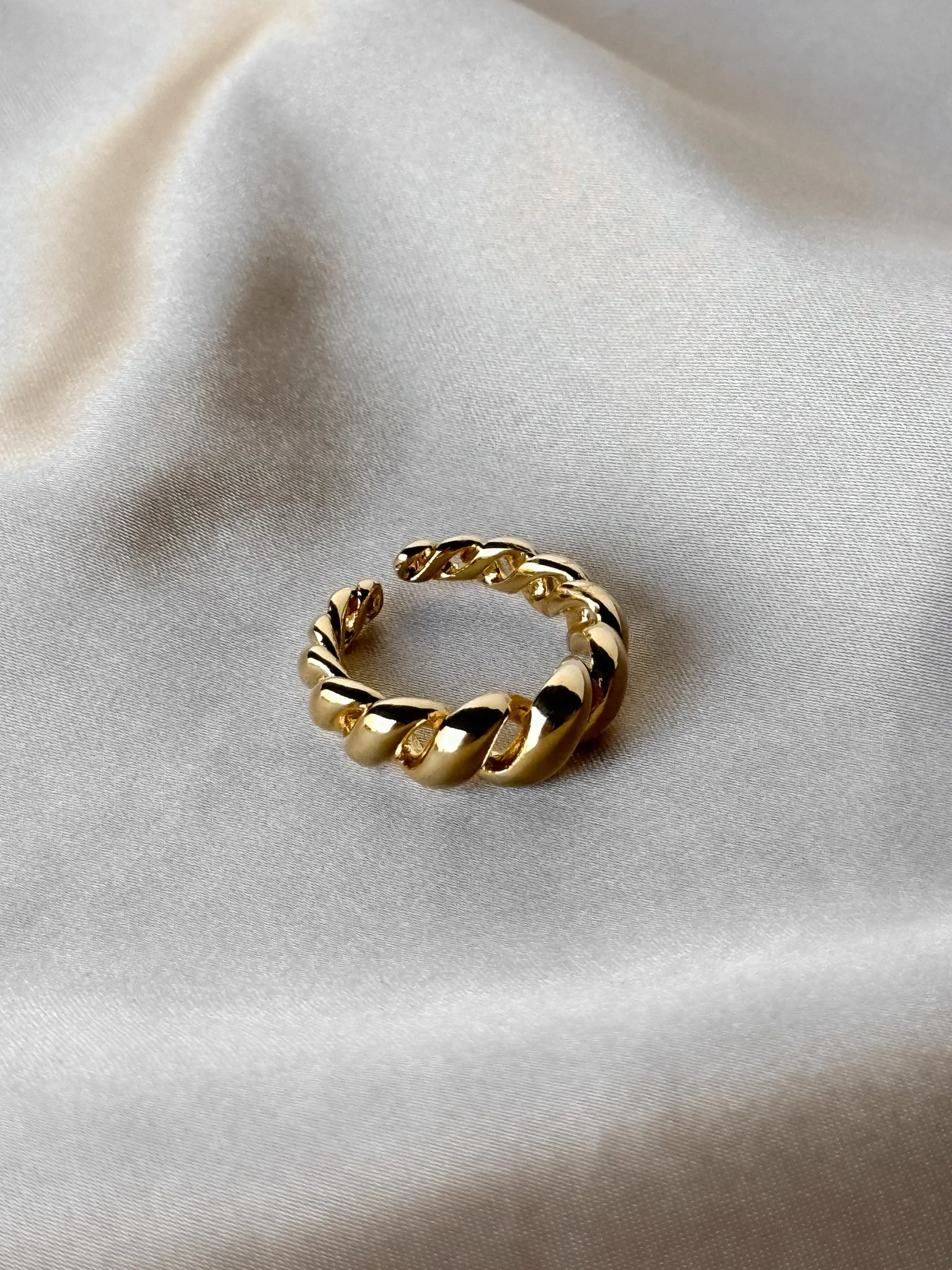 Smooth Twisted Ring